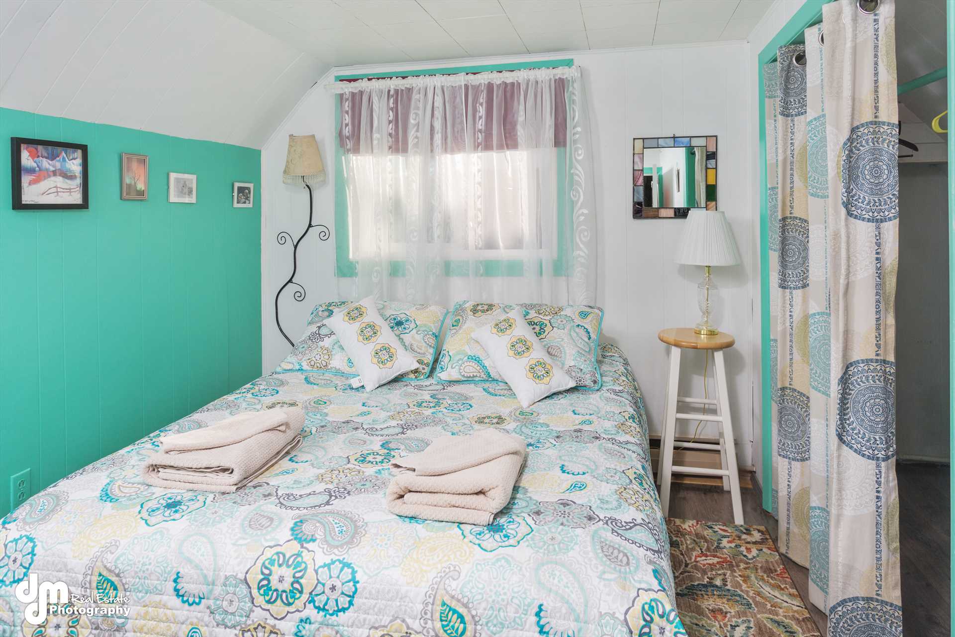 Seward Alaska rental condos  Queen Bed